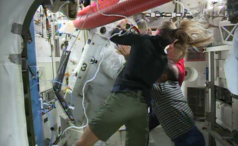 Illustration for article titled Helmet Leak Forces ISS Astronauts to Abort Spacewalk